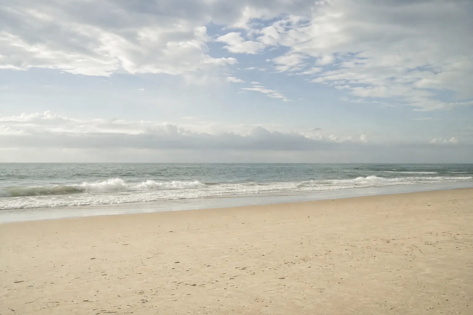 Beach and ocean horizon